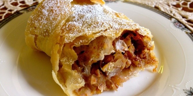 Ароматный яблочный рулет