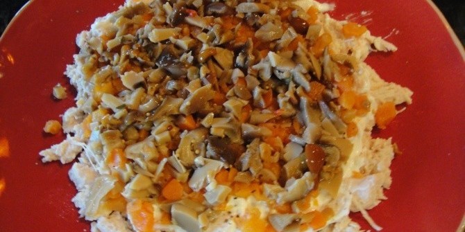 Слоеный картофельный салат с маринованными опятами