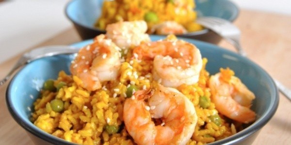 Рис с креветками и зеленым горошком
