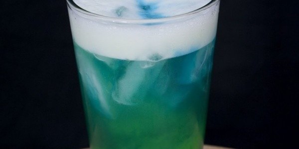 Коктейль на Хэллоуин «Моча инопланетянина»