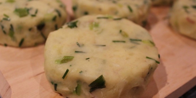 С яйцом и луком: Луковые мини-пироги