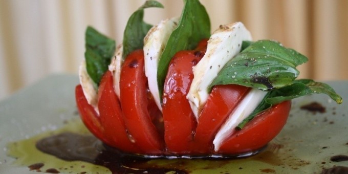 Необычный салат «Капрезе» в помидоре