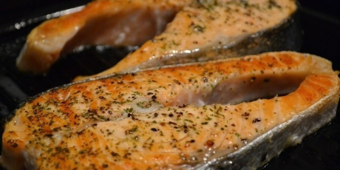 Стейки из горбуши под сыром