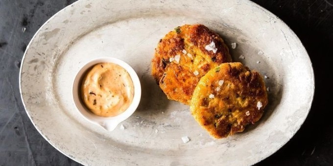 Биточки из лосося с картофелем и зеленью