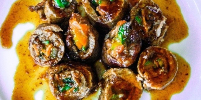 Роллы из говядины с овощами в соусе