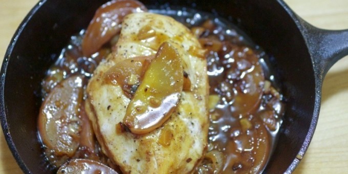 Блюдо месяца от КокоБай: Куриная грудка в яблочном соусом