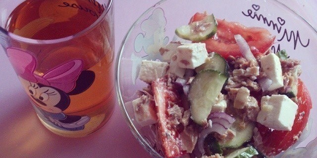 Полезный завтрак: Cалат с тунцом и стаканчик яблочного сок