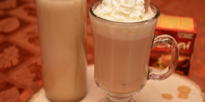 Кофе с пряностями, ликером и взбитыми сливками