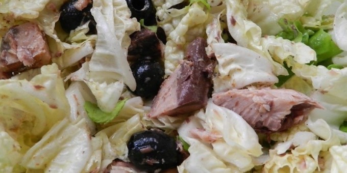 Салат с тунцом и оливковым маслом