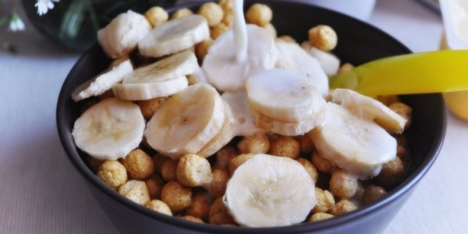 Банановый десерт с шариками из кешью и овсянки