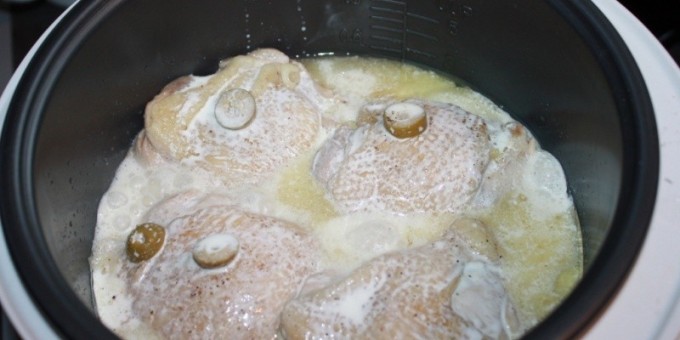 Курица в сливках с томатами в мультиварке