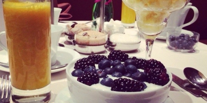 Ежевично-черничный завтрак с кофе