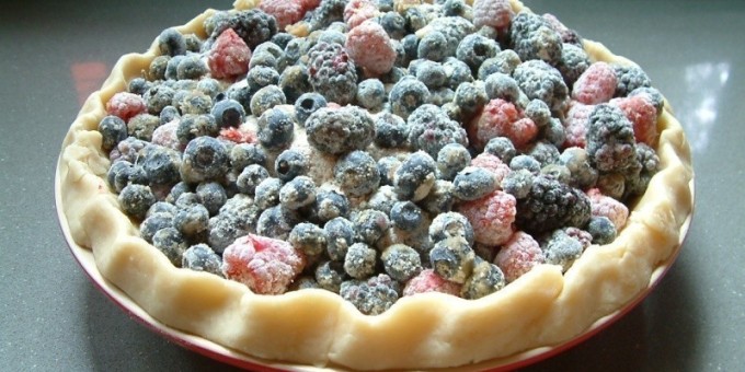 Легкий пирог с замороженными фруктами или ягодами