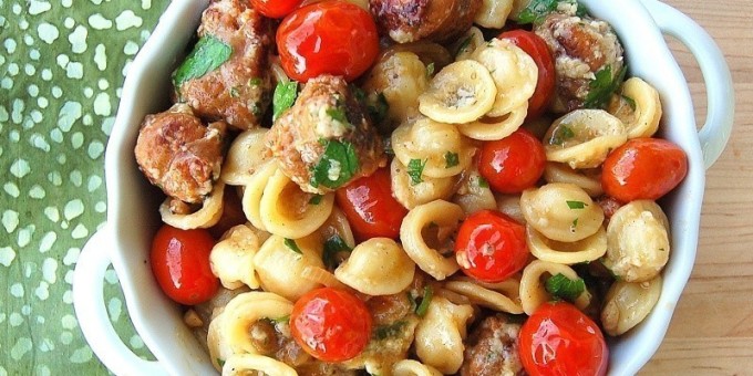 Паста с копчеными колбасками и томатами