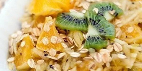 Фруктовый салат с овсяными хлопьями