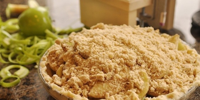 Французский яблочный пирог с посыпкой