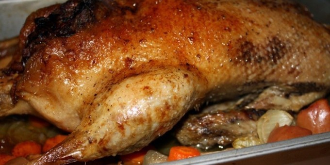 Утка с яблоками в остром соусе на Новый год