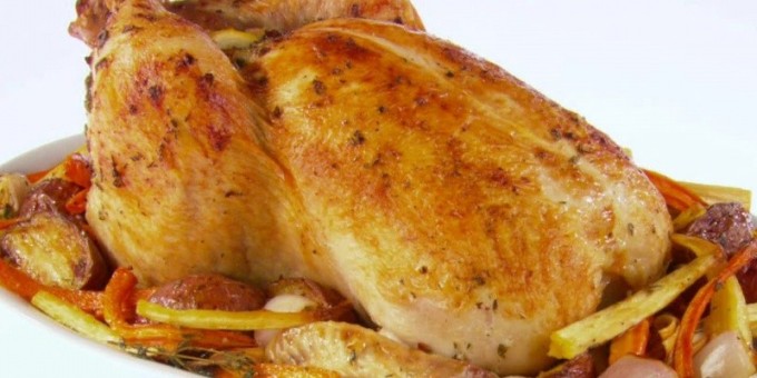 Запеченная чесночная курица с овощами на Новый год