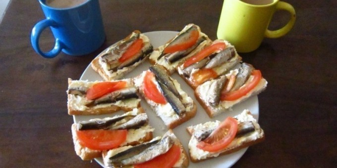 Тосты с чесночным соусом, помидорами и шпротами