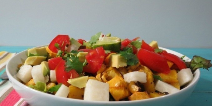 Типа мексиканский салат с сыром и фасолью