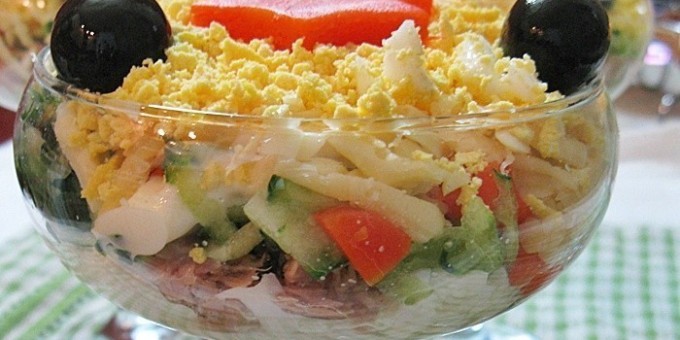 Сырный салат с тунцом