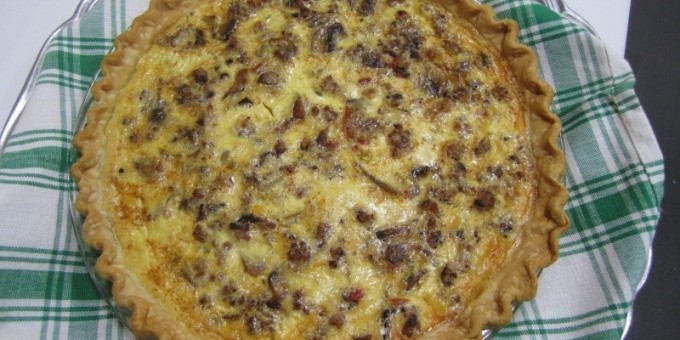 Грибной пирог с сыром и сметаной