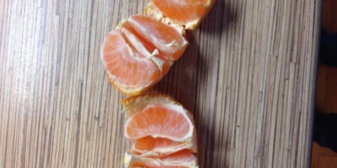 Как быстро и красиво почистить мандарины: мандаринная лента