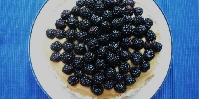 Пирог с цельной ежевикой