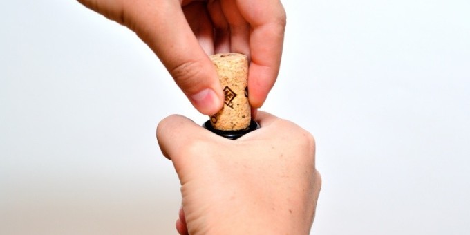 Как открыть бутылку вина без штопора, но с помощью супер-клея