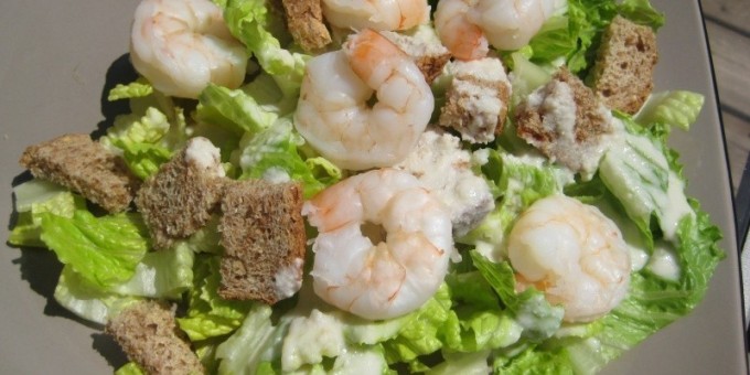 Один из самых вкусных домашних салатов: Салат с креветками и сухариками