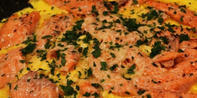 Как запечь рыбу в омлете?