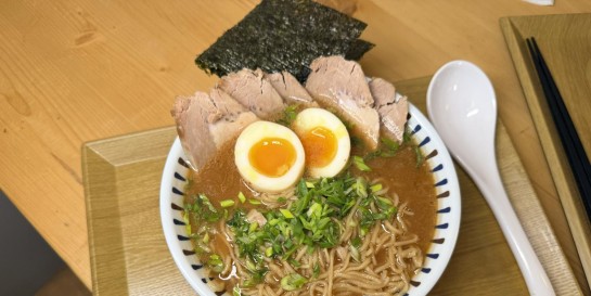 Где в Минске съесть топовый рамен. Проверяем, чем кормят в новом кафе «Кэйдзо» с уличной японской едой и раменами