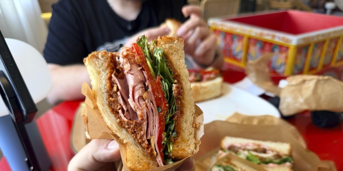 Плати сколько хочешь за свой кофе и выбери к нему за деньги японский сэндвич в новой кофейне «Пуравида»