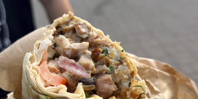 Где в Минске заточить самую необычную шаурму. Тестим новый «Фром зе смок», где мясо коптят на опилках Буратино