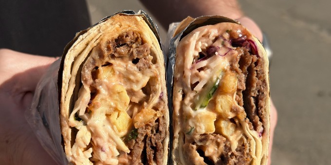 Возможно, именно такую шаурму заказывал фараон себе в пирамиду. Тестим новое кафе «Египетская сила», брат!