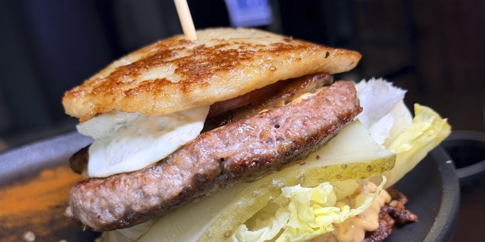 Мидии, брускетты, Цезарь и судак под гребешками. Новый евродвушка-рестобар «Мова», а вы точно с белорусской кухней?!