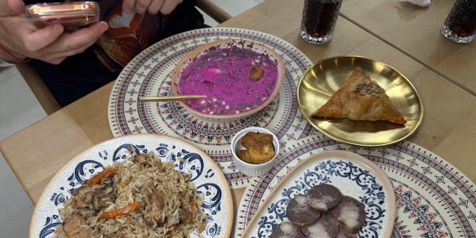 Плов, чебурек и компот за 21 рубль, кебаб из креветок и прочие фокусы с едой в новой «Кинзе Червенский»