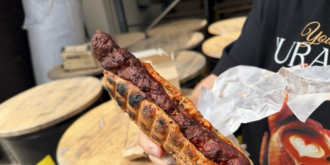 Где затестить шаурму с мясом из камина и кавказский стритфуд. Тестим приоктябрьское кафе «Вкус Кавказа»