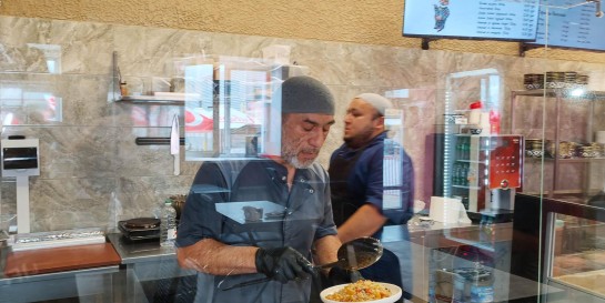 Неужели у них самый вкусный плов в Минске? Реально ли наесться за 27 рублей в новом кафе «Узбекский плов»