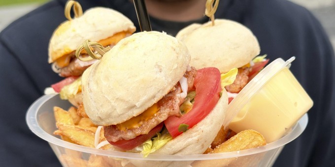 Проверяем на вкусную еду новое кафе «Кулёк» с террасой на крыше и едой в кульках, стаканчиках и коробках